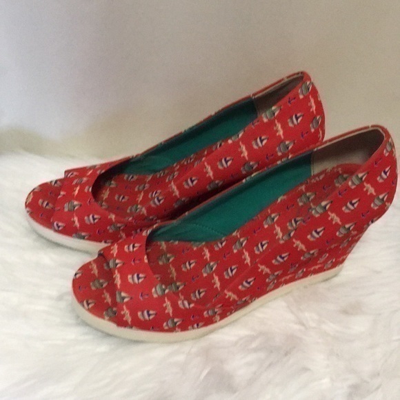 Seychelles, red sailboat, wedges, 6 1/2 and 7 1/2 - Picture 1 of 5